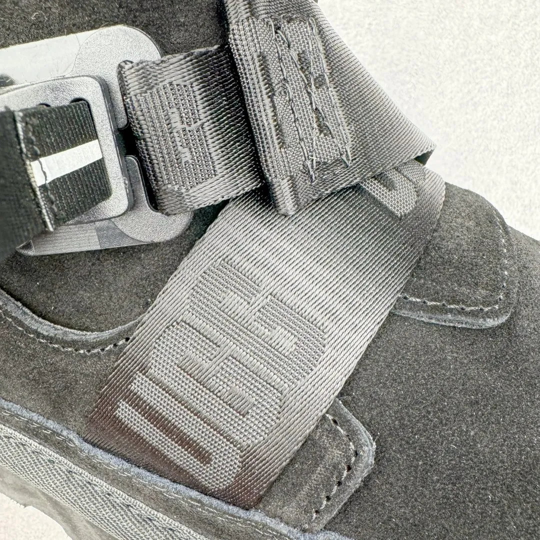 Pick up locally 💰640 UGG 5013 snap-on men's autumn and winter sheepskin and fur integrated snow boots. All shoes are made from the same factory as ZP. Longfeng A-grade Australian imported sheepskin and fur integrated men's boots. Brand OEM production line. Fully follow the ZP process. Original pattern maker of the OEM. Adhering to the principle of no original shoes and no development selection. Pay attention to every detail. The most authentic version on the market TREADLITE "Light Wing" technology outsole Lightweight/durable/flexible/pile size: 40 41 42 43 44 Coding: by3936050